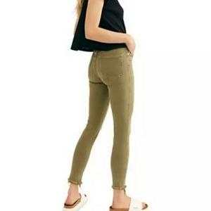 Free People  High Rise Ankle  Raw Hem Stretch Jean Size 32